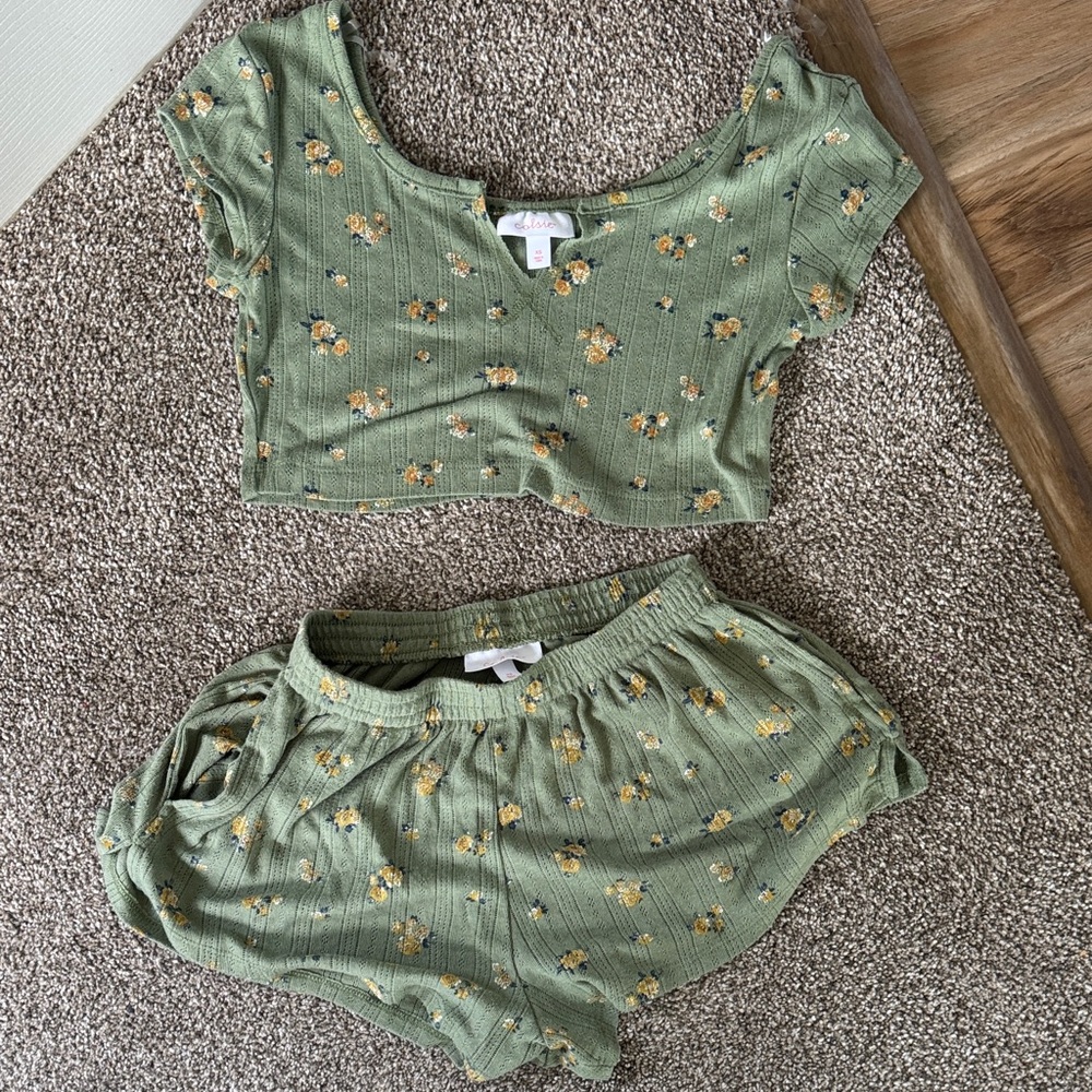 Colsie Olive Floral Knit Top